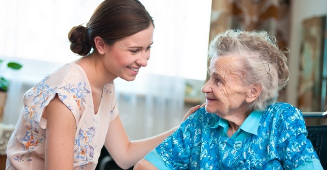 aide-soignant avec une personne âgée